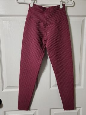 Booty by Brabants Textured Athletic Leggings in Merlot